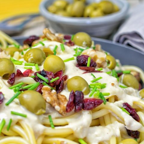 10 Minute Mediterranean Vegan Pasta | #vegan #glutenfree www.contentednesscooking.com