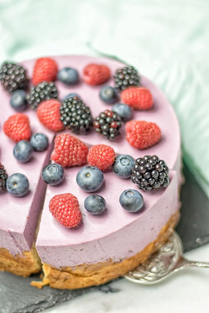 Cutting a slice out of the Berry Smoothie Yoghurt Cake.