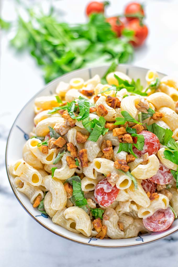 Incredibly easy and insanely delicious: This BLT macaroni salad is entirely vegan, gluten free and made with no mayo. It’s an amazing dinner, lunch or perfect for potlucks and parties. A great dairy free alternative for work lunch, meal prep and a winning combo for a bbq side dish. The ultimate comfort food super easy to make with all the best flavors. Try it now. #vegan #glutenfree #vegetarian #dairyfree #contentednesscooking #blt #pasta #salad #mealprep #worklunch #easyfood #budgetfriendly