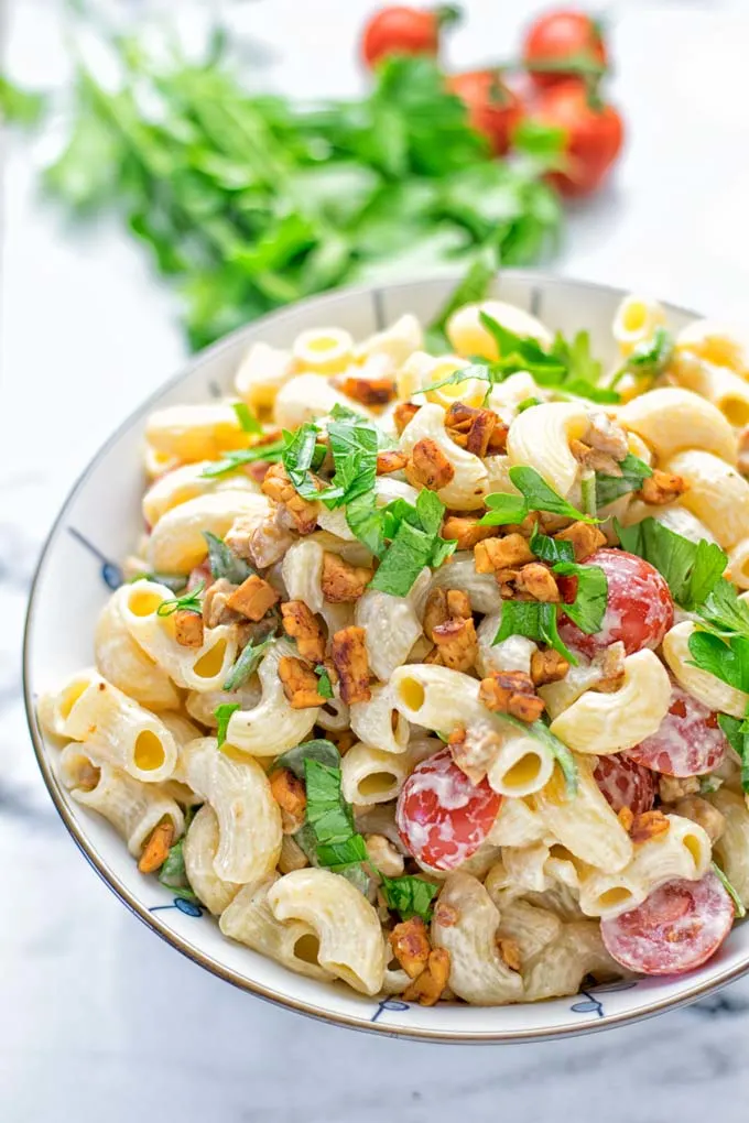 Incredibly easy and insanely delicious: This BLT macaroni salad is entirely vegan, gluten free and made with no mayo. It’s an amazing dinner, lunch or perfect for potlucks and parties. A great dairy free alternative for work lunch, meal prep and a winning combo for a bbq side dish. The ultimate comfort food super easy to make with all the best flavors. Try it now. #vegan #glutenfree #vegetarian #dairyfree #contentednesscooking #blt #pasta #salad #mealprep #worklunch #easyfood #budgetfriendly