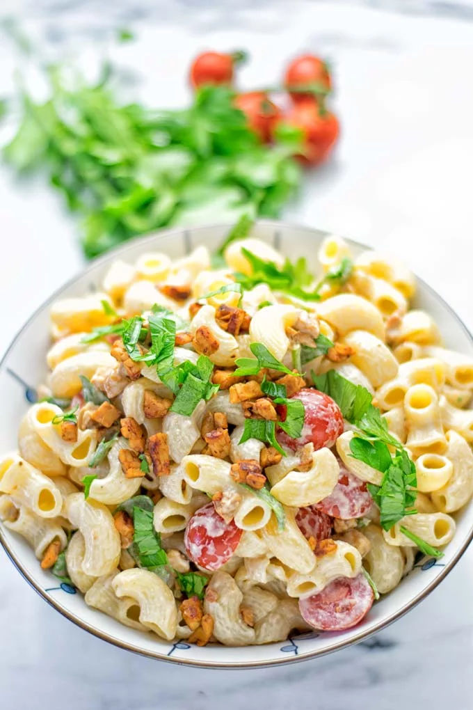 Incredibly easy and insanely delicious: This BLT macaroni salad is entirely vegan, gluten free and made with no mayo. It’s an amazing dinner, lunch or perfect for potlucks and parties. A great dairy free alternative for work lunch, meal prep and a winning combo for a bbq side dish. The ultimate comfort food super easy to make with all the best flavors. Try it now. #vegan #glutenfree #vegetarian #dairyfree #contentednesscooking #blt #pasta #salad #mealprep #worklunch #easyfood #budgetfriendly