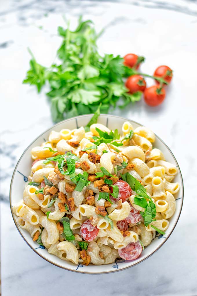 Incredibly easy and insanely delicious: This BLT macaroni salad is entirely vegan, gluten free and made with no mayo. It’s an amazing dinner, lunch or perfect for potlucks and parties. A great dairy free alternative for work lunch, meal prep and a winning combo for a bbq side dish. The ultimate comfort food super easy to make with all the best flavors. Try it now. #vegan #glutenfree #vegetarian #dairyfree #contentednesscooking #blt #pasta #salad #mealprep #worklunch #easyfood #budgetfriendly