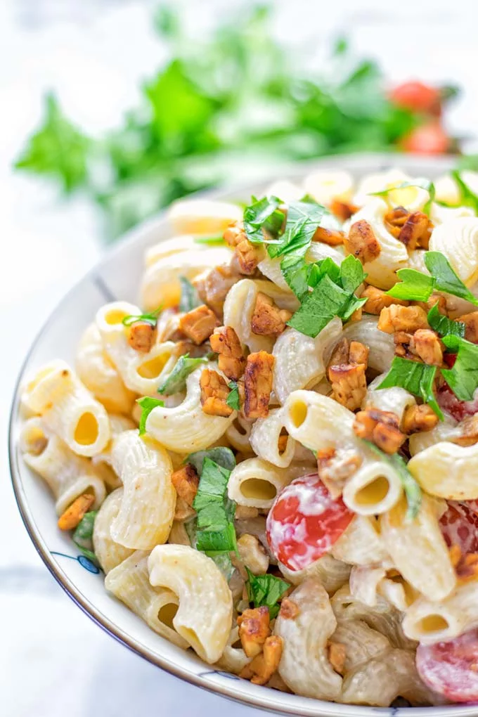 Incredibly easy and insanely delicious: This BLT macaroni salad is entirely vegan, gluten free and made with no mayo. It’s an amazing dinner, lunch or perfect for potlucks and parties. A great dairy free alternative for work lunch, meal prep and a winning combo for a bbq side dish. The ultimate comfort food super easy to make with all the best flavors. Try it now. #vegan #glutenfree #vegetarian #dairyfree #contentednesscooking #blt #pasta #salad #mealprep #worklunch #easyfood #budgetfriendly