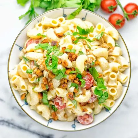 Incredibly easy and insanely delicious: This BLT macaroni salad is entirelly vegan, gluten free and made with no mayo. It’s an amazing dinner, lunch or perfect for potlucks, get togethers, parties. Also a great dairy free alternative for work lunch, meal prep and a winning combo for a bbq side dish. The ultimate comfort food super easy to make with all the best flavors just for come and try it now. #vegan #glutenfree #vegetarian #dairyfree #contentednesscooking #blt #pasta #salad #potluck #mealprep #worklunch #easyfood #Bbqsidedishes #budgetfriendly