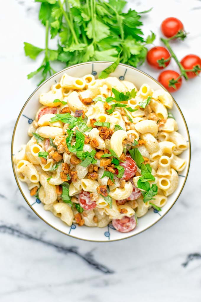 Incredibly easy and insanely delicious: This BLT macaroni salad is entirely vegan, gluten free and made with no mayo. It’s an amazing dinner, lunch or perfect for potlucks and parties. A great dairy free alternative for work lunch, meal prep and a winning combo for a bbq side dish. The ultimate comfort food super easy to make with all the best flavors. Try it now. #vegan #glutenfree #vegetarian #dairyfree #contentednesscooking #blt #pasta #salad #mealprep #worklunch #easyfood #budgetfriendly