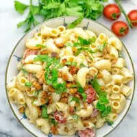 Incredibly easy and insanely delicious: This BLT macaroni salad is entirelly vegan, gluten free and made with no mayo. It’s an amazing dinner, lunch or perfect for potlucks, get togethers, parties. Also a great dairy free alternative for work lunch, meal prep and a winning combo for a bbq side dish. The ultimate comfort food super easy to make with all the best flavors just for come and try it now. #vegan #glutenfree #vegetarian #dairyfree #contentednesscooking #blt #pasta #salad #potluck #mealprep #worklunch #easyfood #Bbqsidedishes #budgetfriendly