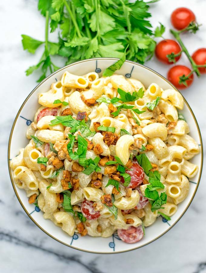 Incredibly easy and insanely delicious: This BLT macaroni salad is entirelly vegan, gluten free and made with no mayo. It’s an amazing dinner, lunch or perfect for potlucks, get togethers, parties. Also a great dairy free alternative for work lunch, meal prep and a winning combo for a bbq side dish. The ultimate comfort food super easy to make with all the best flavors just for come and try it now. #vegan #glutenfree #vegetarian #dairyfree #contentednesscooking #blt #pasta #salad #potluck #mealprep #worklunch #easyfood #Bbqsidedishes #budgetfriendly