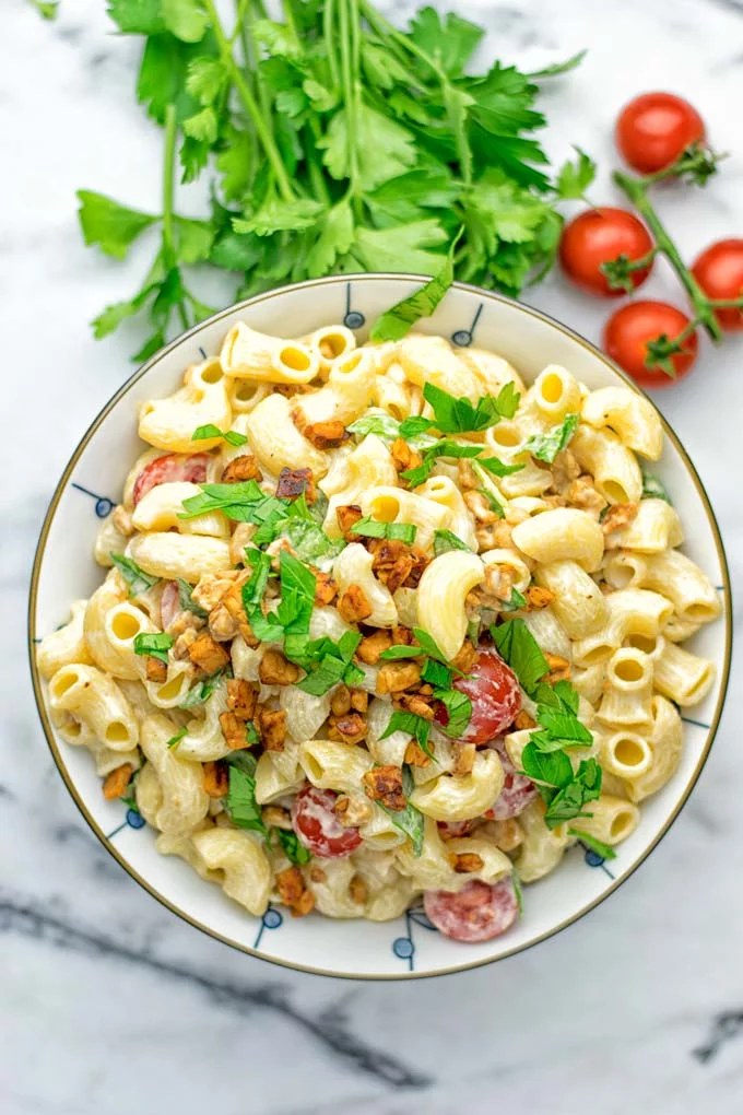 Incredibly easy and insanely delicious: This BLT macaroni salad is entirely vegan, gluten free and made with no mayo. It’s an amazing dinner, lunch or perfect for potlucks and parties. A great dairy free alternative for work lunch, meal prep and a winning combo for a bbq side dish. The ultimate comfort food super easy to make with all the best flavors. Try it now. #vegan #glutenfree #vegetarian #dairyfree #contentednesscooking #blt #pasta #salad #mealprep #worklunch #easyfood #budgetfriendly