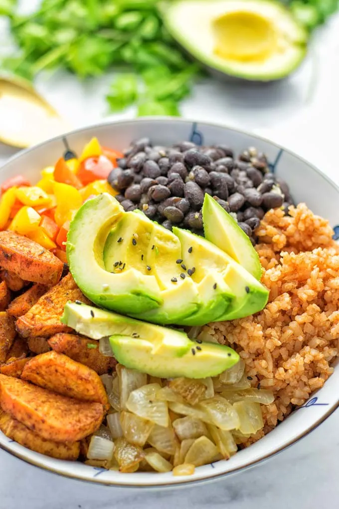 Super easy to make and incredibly satisfying: This Cajun Sweet Potato Rice bowl is naturally vegan, gluten free and infused with all the best cajun flavors. An amazing dinner, lunch, meal prep, work lunch and budget friendly meal which the whole family will love. #vegan #glutenfree #vegetarian #dairyfree #contentednesscooking #sweetpotato #cajunrecipe #easyfood #mealprep #worklunchideas #budgetmeals #lunch #dinner #ricebowls #ricebowlshealthy #bowlrecipes