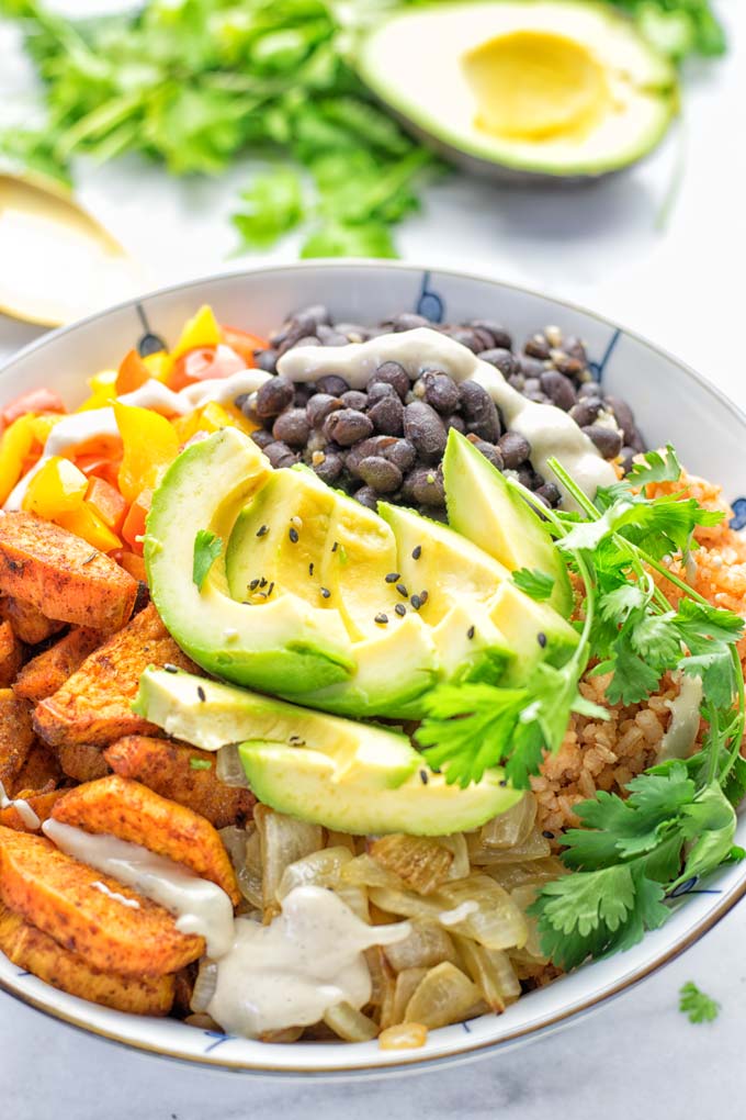 Super easy to make and incredibly satisfying: This Cajun Sweet Potato Rice bowl is naturally vegan, gluten free and infused with all the best cajun flavors. An amazing dinner, lunch, meal prep, work lunch and budget friendly meal which the whole family will love. #vegan #glutenfree #vegetarian #dairyfree #contentednesscooking #sweetpotato #cajunrecipe #easyfood #mealprep #worklunchideas #budgetmeals #lunch #dinner #ricebowls #ricebowlshealthy #bowlrecipes