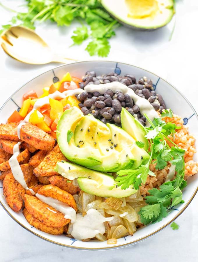 Super easy to make and incredibly satisfying: This Cajun Sweet Potato Rice bowl is naturally vegan, gluten free and infused with all the best cajun flavors. An amazing dinner, lunch, meal prep, work lunch and budget friendly meal which the whole family will love. #vegan #glutenfree #vegetarian #dairyfree #contentednesscooking #sweetpotato #cajunrecipe #easyfood #mealprep #worklunchideas #budgetmeals #lunch #dinner #ricebowls #ricebowlshealthy #bowlrecipes