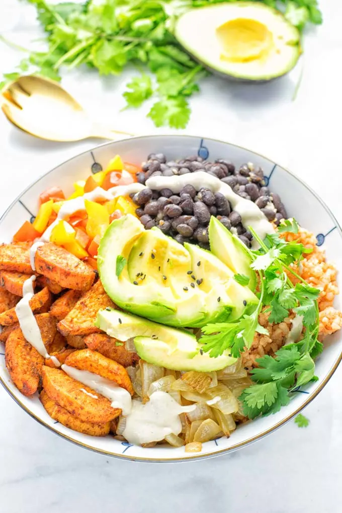 Super easy to make and incredibly satisfying: This Cajun Sweet Potato Rice bowl is naturally vegan, gluten free and infused with all the best cajun flavors. An amazing dinner, lunch, meal prep, work lunch and budget friendly meal which the whole family will love. #vegan #glutenfree #vegetarian #dairyfree #contentednesscooking #sweetpotato #cajunrecipe #easyfood #mealprep #worklunchideas #budgetmeals #lunch #dinner #ricebowls #ricebowlshealthy #bowlrecipes