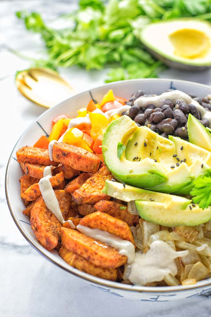 Super easy to make and incredibly satisfying: This Cajun Sweet Potato Rice bowl is naturally vegan, gluten free and infused with all the best cajun flavors. An amazing dinner, lunch, meal prep, work lunch and budget friendly meal which the whole family will love. #vegan #glutenfree #vegetarian #dairyfree #contentednesscooking #sweetpotato #cajunrecipe #easyfood #mealprep #worklunchideas #budgetmeals #lunch #dinner #ricebowls #ricebowlshealthy #bowlrecipes