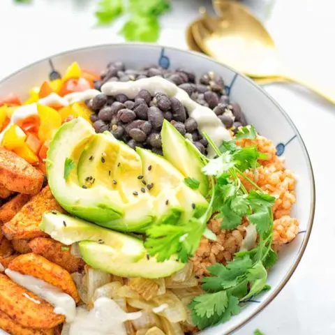 Super easy to make and incredibly satisfying: This Cajun Sweet Potato Rice bowl is naturally vegan, gluten free and infused with all the best cajun flavors. An amazing dinner, lunch, meal prep, work lunch and budget friendly meal which the whole family will love. #vegan #glutenfree #vegetarian #dairyfree #contentednesscooking #sweetpotato #cajunrecipe #easyfood #mealprep #worklunchideas #budgetmeals #lunch #dinner #ricebowls #ricebowlshealthy #bowlrecipes