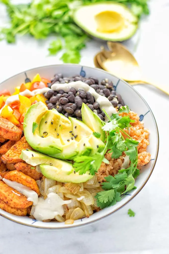 Super easy to make and incredibly satisfying: This Cajun Sweet Potato Rice bowl is naturally vegan, gluten free and infused with all the best cajun flavors. An amazing dinner, lunch, meal prep, work lunch and budget friendly meal which the whole family will love. #vegan #glutenfree #vegetarian #dairyfree #contentednesscooking #sweetpotato #cajunrecipe #easyfood #mealprep #worklunchideas #budgetmeals #lunch #dinner #ricebowls #ricebowlshealthy #bowlrecipes