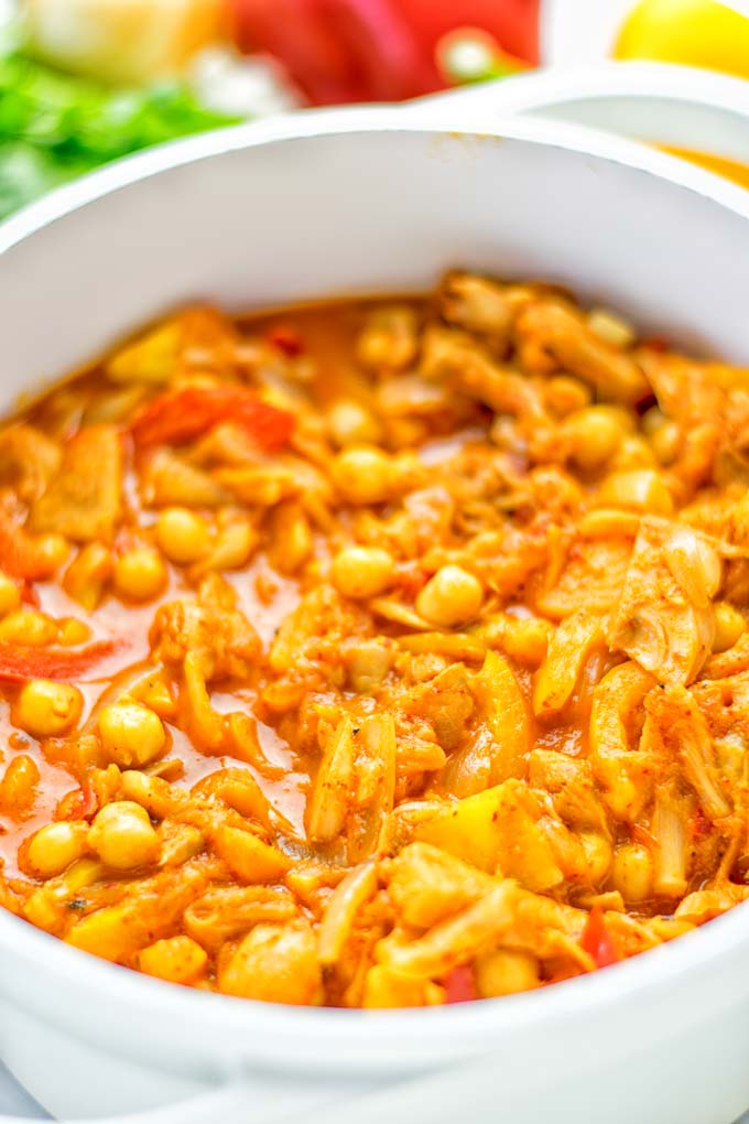 One pot and super easy to make: This Spicy Mango Jackfruit Curry is a winning combo for. Vegan, gluten free. An amazing dinner, lunch, meal prep, work lunch and more. Only one pot is required and in 15 minutes this great dairy free alternative is on the the table. Try it now and wow everyone! #vegan #glutenfree #vegetarian #dairyfree #jackfruit #curry #mango #onepot #mealprep #worklunchideas #lunch #dinner #easyfood #budgetmeals #contentednesscooking #15minuteveganmeals #familyveganmeals