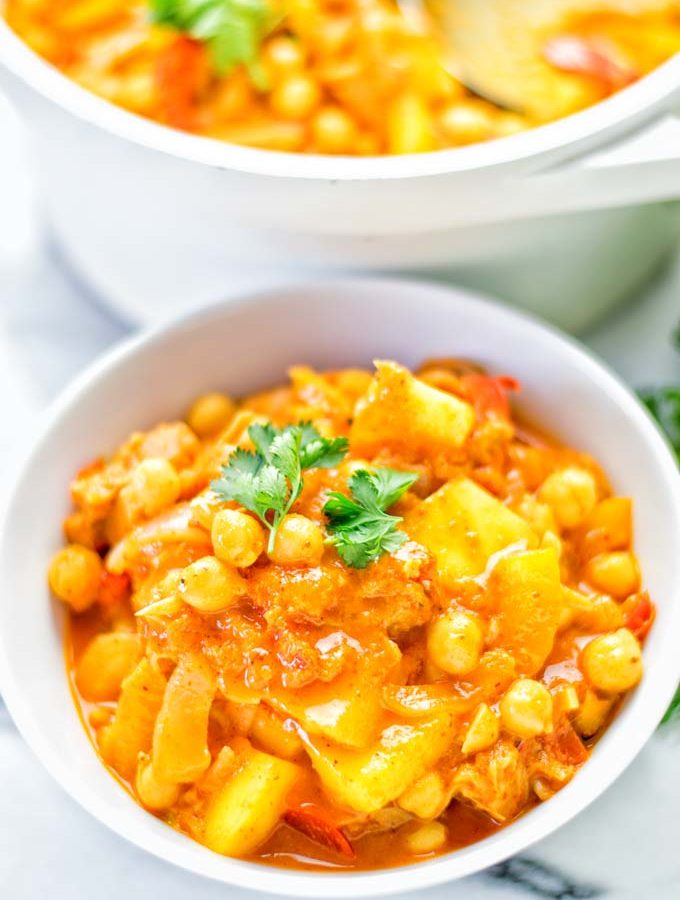 One pot and super easy to make: This Spicy Mango Jackfruit Curry is a winning combo for. Vegan, gluten free. An amazing dinner, lunch, meal prep, work lunch and more. Only one pot is required and in 15 minutes this great dairy free alternative is on the the table. Try it now and wow everyone! #vegan #glutenfree #vegetarian #dairyfree #jackfruit #curry #mango #onepot #mealprep #worklunhideas #lunch #dinner #easyfood #budgetmeals #contentednesscooking #15minuteveganmeals #familyveganmeals
