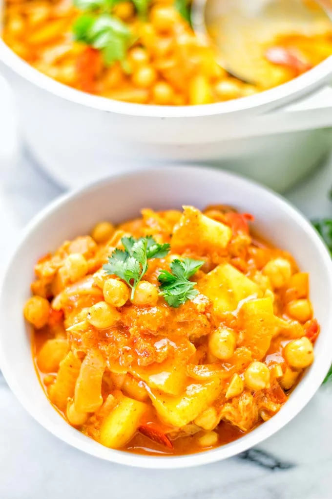 One pot and super easy to make: This Spicy Mango Jackfruit Curry is a winning combo for. Vegan, gluten free. An amazing dinner, lunch, meal prep, work lunch and more. Only one pot is required and in 15 minutes this great dairy free alternative is on the the table. Try it now and wow everyone! #vegan #glutenfree #vegetarian #dairyfree #jackfruit #curry #mango #onepot #mealprep #worklunchideas #lunch #dinner #easyfood #budgetmeals #contentednesscooking #15minuteveganmeals #familyveganmeals