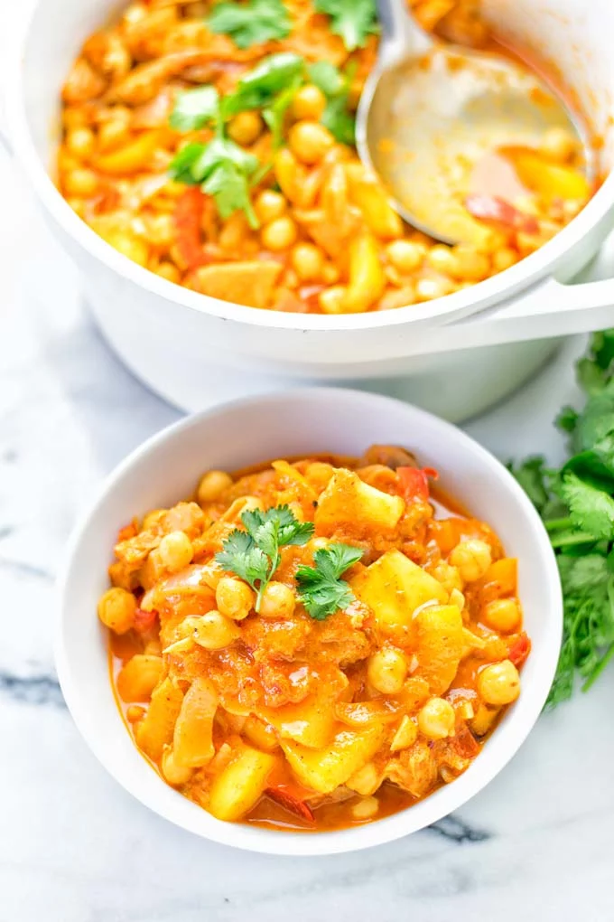 One pot and super easy to make: This Spicy Mango Jackfruit Curry is a winning combo for. Vegan, gluten free. An amazing dinner, lunch, meal prep, work lunch and more. Only one pot is required and in 15 minutes this great dairy free alternative is on the the table. Try it now and wow everyone! #vegan #glutenfree #vegetarian #dairyfree #jackfruit #curry #mango #onepot #mealprep #worklunchideas #lunch #dinner #easyfood #budgetmeals #contentednesscooking #15minuteveganmeals #familyveganmeals