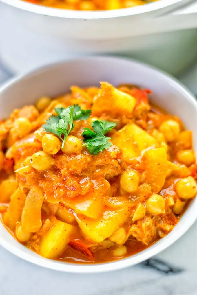 One pot and super easy to make: This Spicy Mango Jackfruit Curry is a winning combo for. Vegan, gluten free. An amazing dinner, lunch, meal prep, work lunch and more. Only one pot is required and in 15 minutes this great dairy free alternative is on the the table. Try it now and wow everyone! #vegan #glutenfree #vegetarian #dairyfree #jackfruit #curry #mango #onepot #mealprep #worklunchideas #lunch #dinner #easyfood #budgetmeals #contentednesscooking #15minuteveganmeals #familyveganmeals