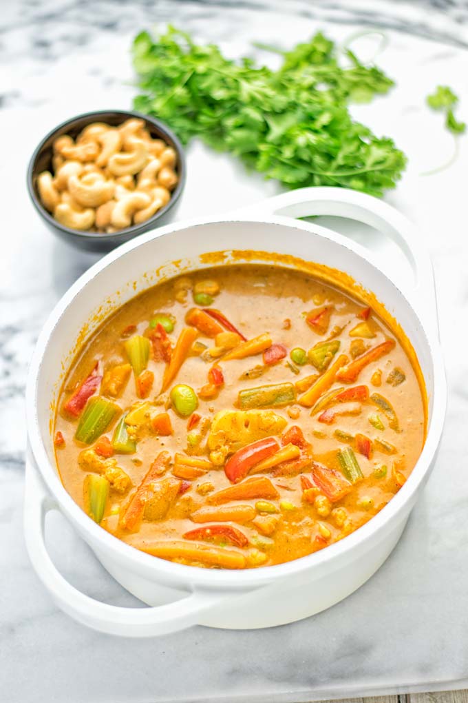 Super easy and delicious on pot meal: Vegetable Korma is naturally vegan, gluten free and a great dairy free alternative for lunch, dinner, meal prep and work lunch that the whole family will love. You can add whatever vegetables you like and want. Come and try it now. #vegan #glutenfree #dairyfree #vegetarian #curry #contentednesscooking #mealprep #kormacurry #onepotmeals #budgetmeals #dinner #lunch #worklunchideas #easyvegandinner