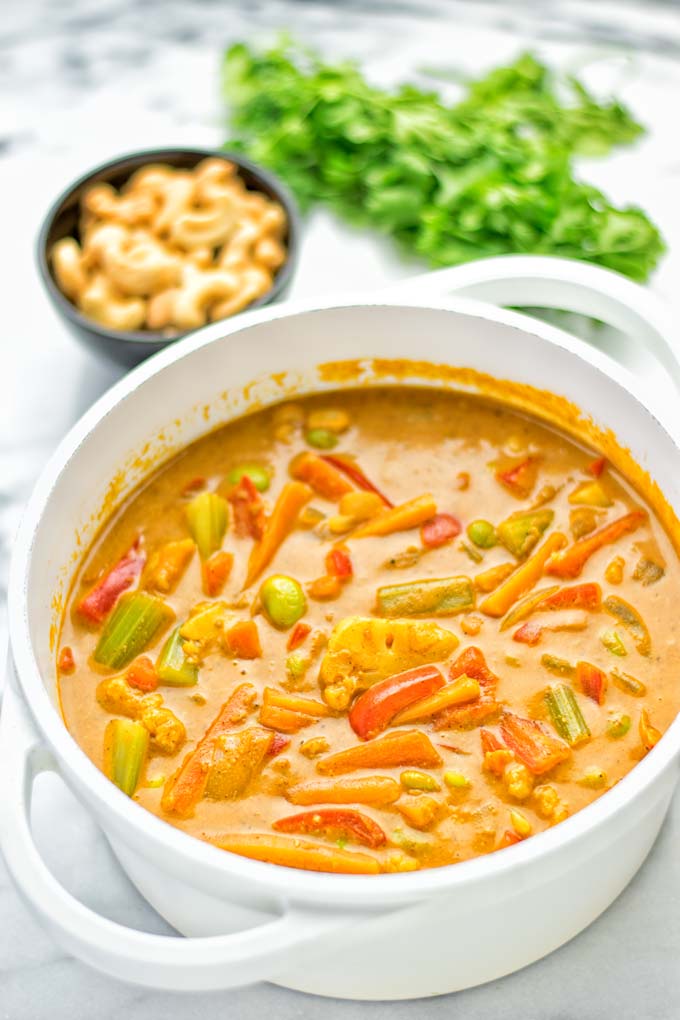 Super easy and delicious on pot meal: Vegetable Korma is naturally vegan, gluten free and a great dairy free alternative for lunch, dinner, meal prep and work lunch that the whole family will love. You can add whatever vegetables you like and want. Come and try it now. #vegan #glutenfree #dairyfree #vegetarian #curry #contentednesscooking #mealprep #kormacurry #onepotmeals #budgetmeals #dinner #lunch #worklunchideas #easyvegandinner
