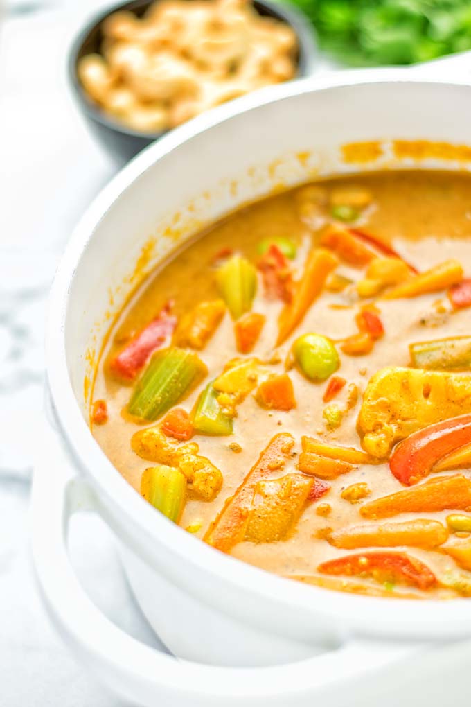 Super easy and delicious on pot meal: Vegetable Korma is naturally vegan, gluten free and a great dairy free alternative for lunch, dinner, meal prep and work lunch that the whole family will love. You can add whatever vegetables you like and want. Come and try it now. #vegan #glutenfree #dairyfree #vegetarian #curry #contentednesscooking #mealprep #kormacurry #onepotmeals #budgetmeals #dinner #lunch #worklunchideas #easyvegandinner