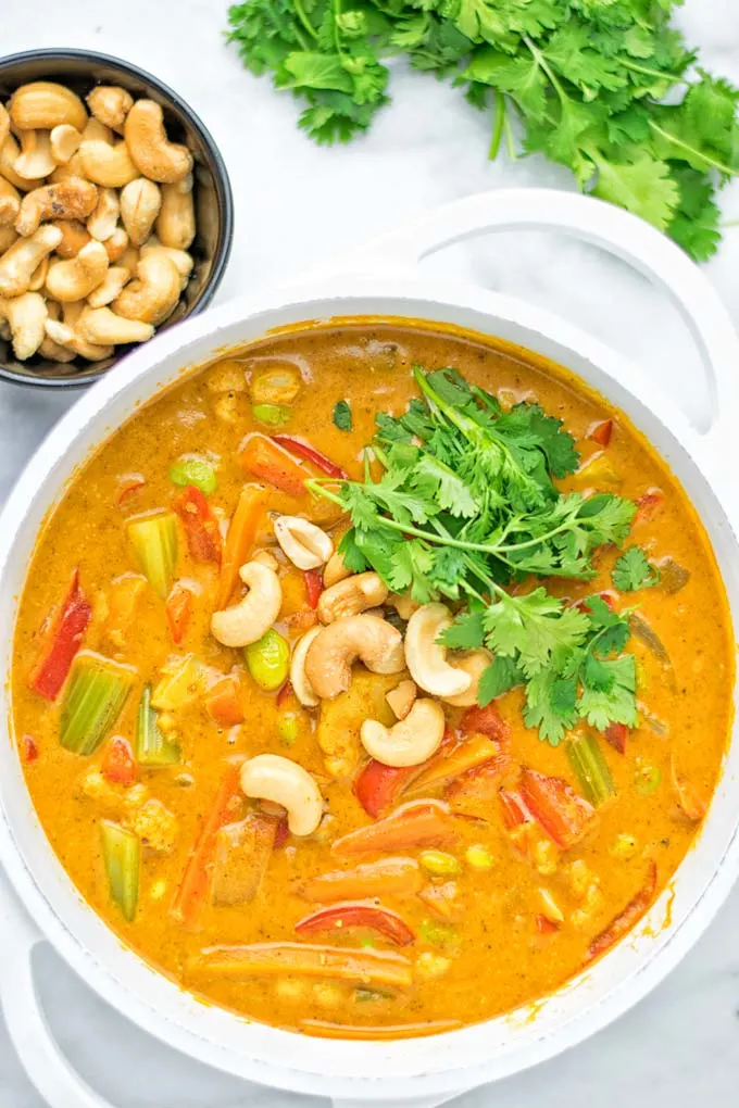 Super easy and delicious on pot meal: Vegetable Korma is naturally vegan, gluten free and a great dairy free alternative for lunch, dinner, meal prep and work lunch that the whole family will love. You can add whatever vegetables you like and want. Come and try it now. #vegan #glutenfree #dairyfree #vegetarian #curry #contentednesscooking #mealprep #kormacurry #onepotmeals #budgetmeals #dinner #lunch #worklunchideas #easyvegandinner