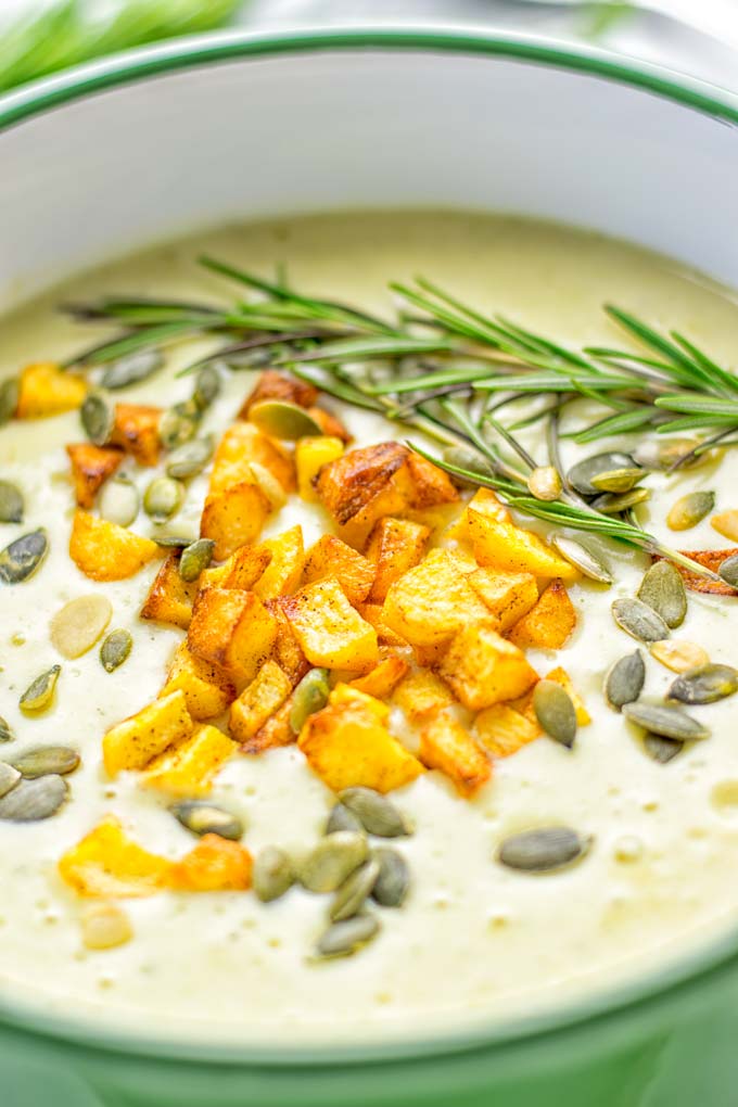 This Cheesy Potato Soup with Roasted Pepitas is the ultimate comfort food for everyone. Entirely vegan, gluten free, super easy to make. Such a delicious option for lunch, dinner, meal prep, work lunches and of course perfect for holidays. #vegan #glutenfree #dairyfree #vegetarian #soup #potatoes #holidays #dinner #lunch #mealprep Worklunchideas #contentednesscooking #potatosoup #familymealsonabudget #familymealskidfriendly