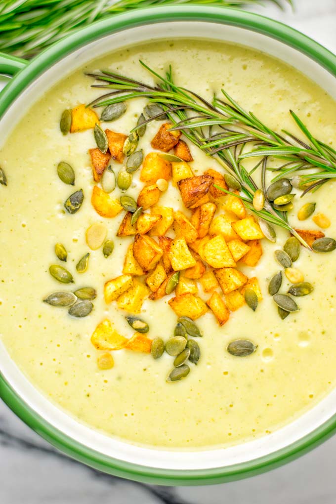 This Cheesy Potato Soup with Roasted Pepitas is the ultimate comfort food for everyone. Entirely vegan, gluten free, super easy to make. Such a delicious option for lunch, dinner, meal prep, work lunches and of course perfect for holidays. #vegan #glutenfree #dairyfree #vegetarian #soup #potatoes #holidays #dinner #lunch #mealprep Worklunchideas #contentednesscooking #potatosoup #familymealsonabudget #familymealskidfriendly