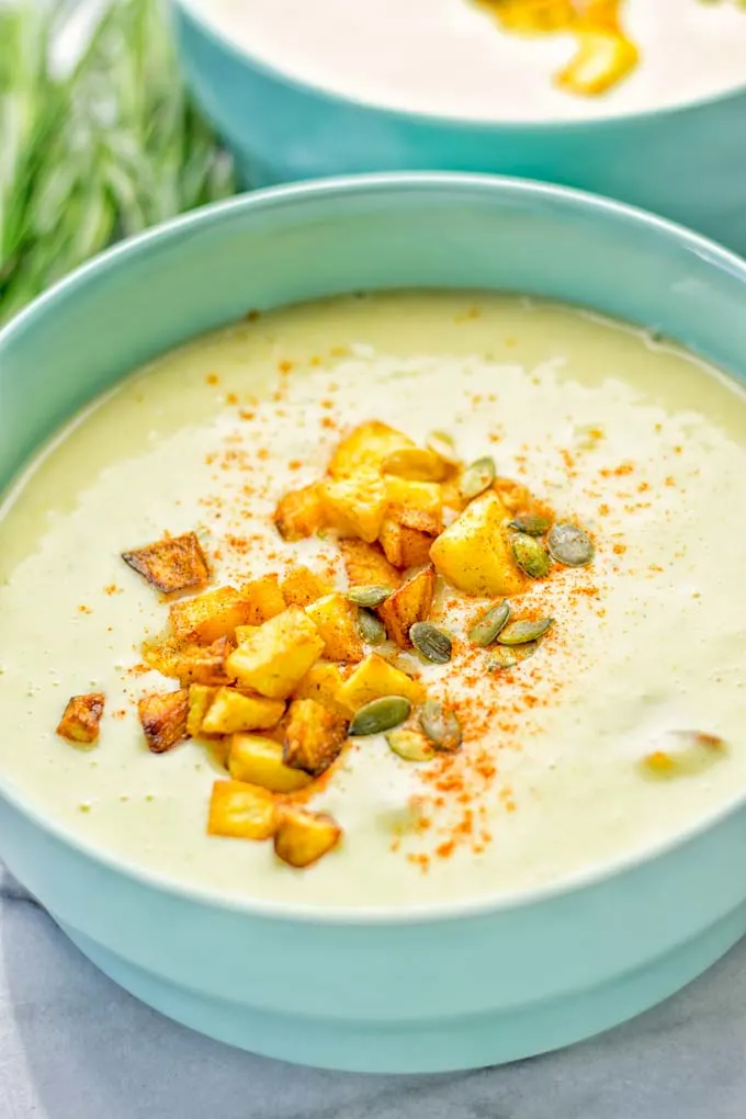 This Cheesy Potato Soup with Roasted Pepitas is the ultimate comfort food for everyone. Entirely vegan, gluten free, super easy to make. Such a delicious option for lunch, dinner, meal prep, work lunches and of course perfect for holidays. #vegan #glutenfree #dairyfree #vegetarian #soup #potatoes #holidays #dinner #lunch #mealprep Worklunchideas #contentednesscooking #potatosoup #familymealsonabudget #familymealskidfriendly