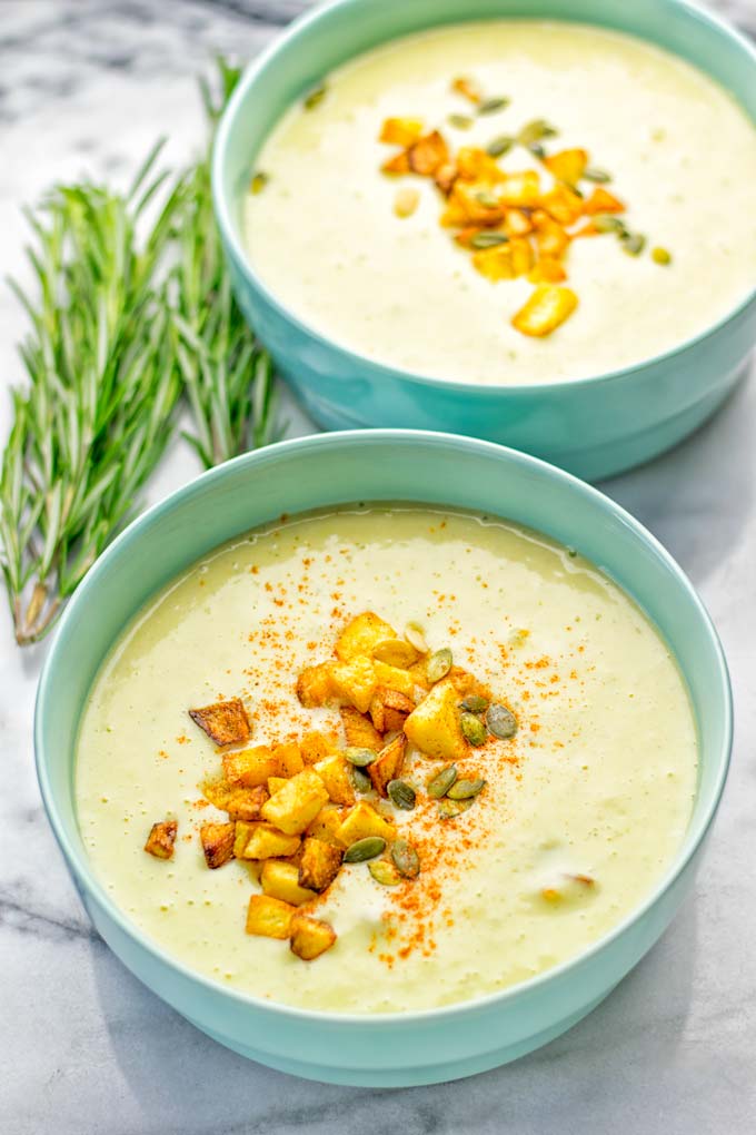 This Cheesy Potato Soup with Roasted Pepitas is the ultimate comfort food for everyone. Entirely vegan, gluten free, super easy to make. Such a delicious option for lunch, dinner, meal prep, work lunches and of course perfect for holidays. #vegan #glutenfree #dairyfree #vegetarian #soup #potatoes #holidays #dinner #lunch #mealprep Worklunchideas #contentednesscooking #potatosoup #familymealsonabudget #familymealskidfriendly