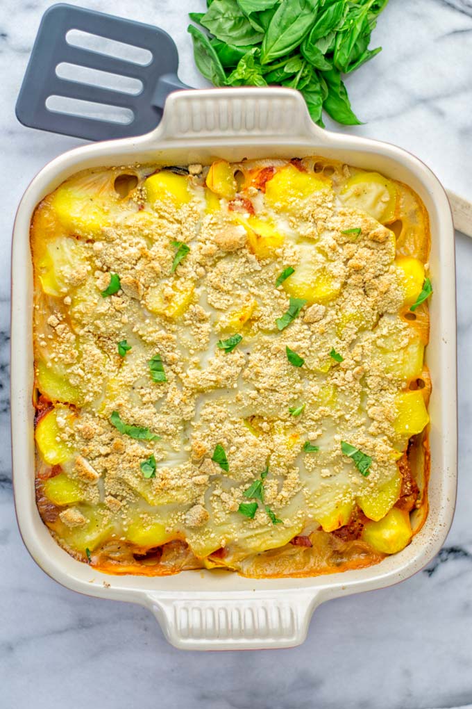 This Eggplant Parmesan Potato Casserole is entirely vegan, gluten free and the ultimate comfort food for everyone. It combines all the flavors of a classic eggplant parmesan with the twist of a comforting potato casserole. Perfect for dinner, lunch, meal prep and work lunch. #vegan #glutenfree #dairyfree #vegetarian #potatocasserole #eggplantparmesan #eggplantparmesanbaked #lunch #dinner #mealprep #worklunchideas #contentednesscooking