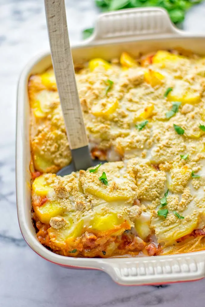 This Eggplant Parmesan Potato Casserole is entirely vegan, gluten free and the ultimate comfort food for everyone. It combines all the flavors of a classic eggplant parmesan with the twist of a comforting potato casserole. Perfect for dinner, lunch, meal prep and work lunch. #vegan #glutenfree #dairyfree #vegetarian #potatocasserole #eggplantparmesan #eggplantparmesanbaked #lunch #dinner #mealprep #worklunchideas #contentednesscooking