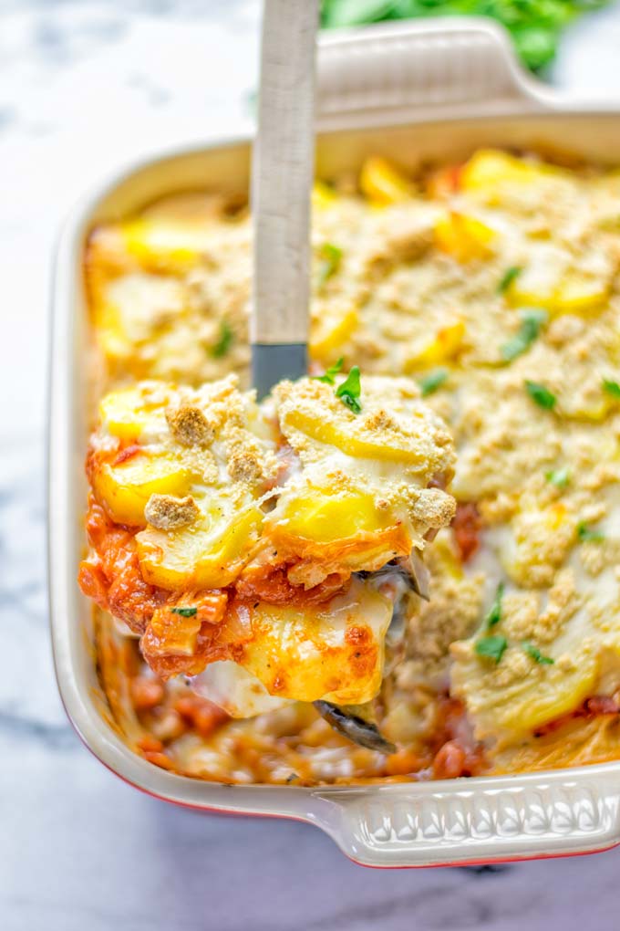 This Eggplant Parmesan Potato Casserole is entirely vegan, gluten free and the ultimate comfort food for everyone. It combines all the flavors of a classic eggplant parmesan with the twist of a comforting potato casserole. Perfect for dinner, lunch, meal prep and work lunch. #vegan #glutenfree #dairyfree #vegetarian #potatocasserole #eggplantparmesan #eggplantparmesanbaked #lunch #dinner #mealprep #worklunchideas #contentednesscooking