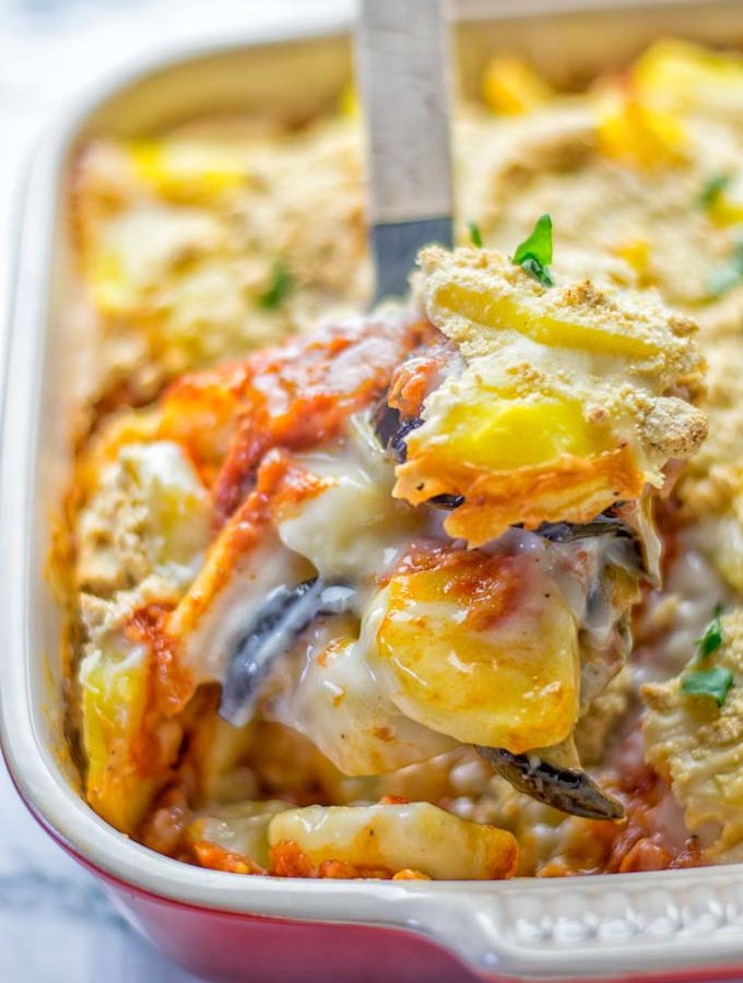 This Eggplant Parmesan Potato Casserole is entirely vegan, gluten free and the ultimate comfort food for everyone. It combines all the flavors of a classic eggplant parmesan with the twist of a comforting potato casserole. Perfect for dinner, lunch, meal prep and work lunch. #vegan #glutenfree #dairyfree #vegetarian #potatocasserole #eggplantparmesan #eggplantparmesanbaked #lunch #dinner #mealprep #worklunchideas #contentednesscooking