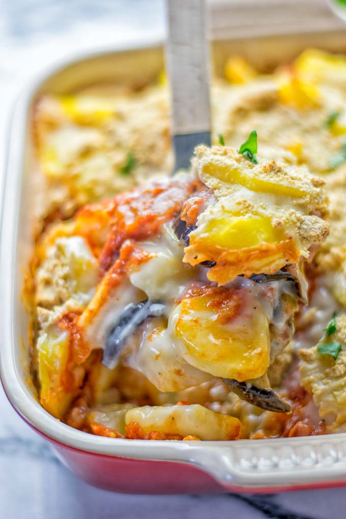 This Eggplant Parmesan Potato Casserole is entirely vegan, gluten free and the ultimate comfort food for everyone. It combines all the flavors of a classic eggplant parmesan with the twist of a comforting potato casserole. Perfect for dinner, lunch, meal prep and work lunch. #vegan #glutenfree #dairyfree #vegetarian #potatocasserole #eggplantparmesan #eggplantparmesanbaked #lunch #dinner #mealprep #worklunchideas #contentednesscooking