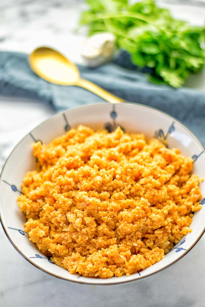 This Spanish Cauliflower Rice is naturally vegan, gluten free and seriously the best. It’s super easy to make in one pan and packed with amazing flavors. An easy recipe for lunch, dinner, meal prep and work lunch. It’s delicious on its own or as side dish. Try this great dairy free and low carb alternative now. #vegan #glutenfree #dairyfree #vegetarian #cauliflower #spanish #rice #lowcarb #mealprep #worklunchideas #lunch #dinner #sidedish #contentednesscooking #easyfood #budgetmeals