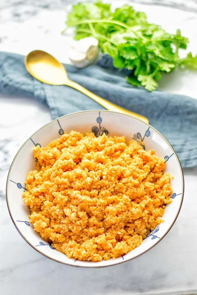 This Spanish Cauliflower Rice is naturally vegan, gluten free and seriously the best. It’s super easy to make in one pan and packed with amazing flavors. An easy recipe for lunch, dinner, meal prep and work lunch. It’s delicious on its own or as side dish. Try this great dairy free and low carb alternative now. #vegan #glutenfree #dairyfree #vegetarian #cauliflower #spanish #rice #lowcarb #mealprep #worklunchideas #lunch #dinner #sidedish #contentednesscooking #easyfood #budgetmeals