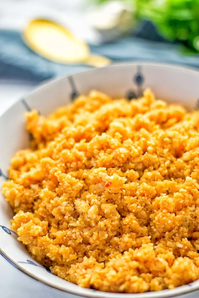 This Spanish Cauliflower Rice is naturally vegan, gluten free and seriously the best. It’s super easy to make in one pan and packed with amazing flavors. An easy recipe for lunch, dinner, meal prep and work lunch. It’s delicious on its own or as side dish. Try this great dairy free and low carb alternative now. #vegan #glutenfree #dairyfree #vegetarian #cauliflower #spanish #rice #lowcarb #mealprep #worklunchideas #lunch #dinner #sidedish #contentednesscooking #easyfood #budgetmeals