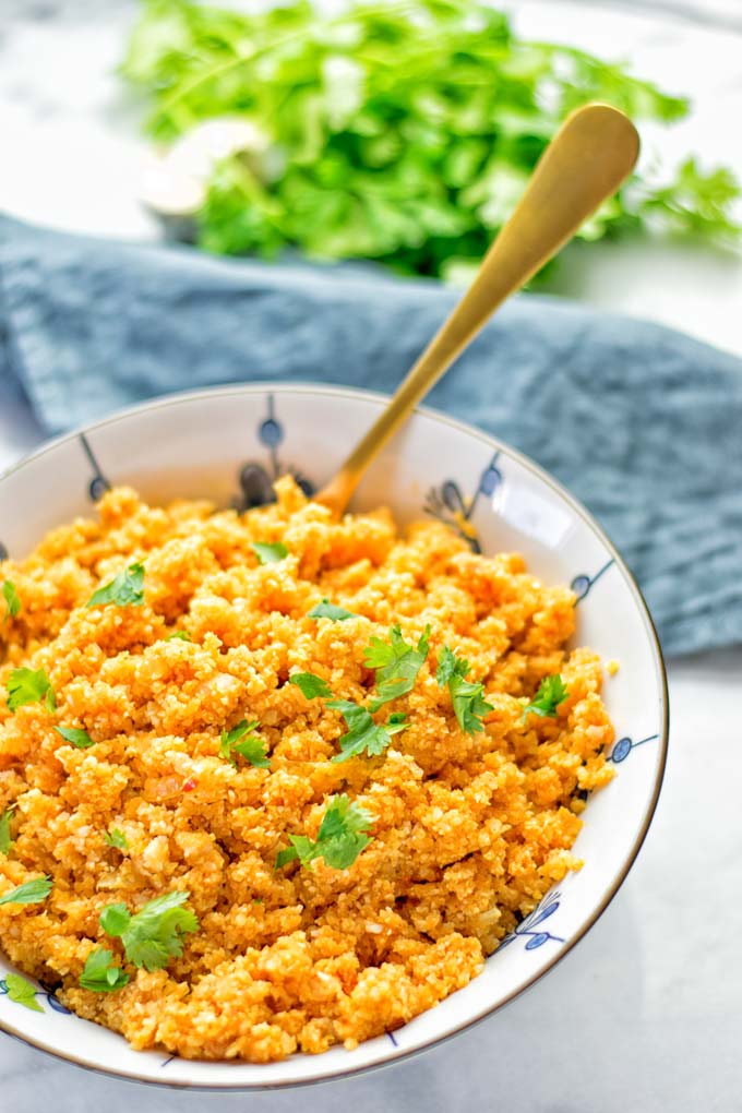 This Spanish Cauliflower Rice is naturally vegan, gluten free and seriously the best. It’s super easy to make in one pan and packed with amazing flavors. An easy recipe for lunch, dinner, meal prep and work lunch. It’s delicious on its own or as side dish. Try this great dairy free and low carb alternative now. #vegan #glutenfree #dairyfree #vegetarian #cauliflower #spanish #rice #lowcarb #mealprep #worklunchideas #lunch #dinner #sidedish #contentednesscooking #easyfood #budgetmeals