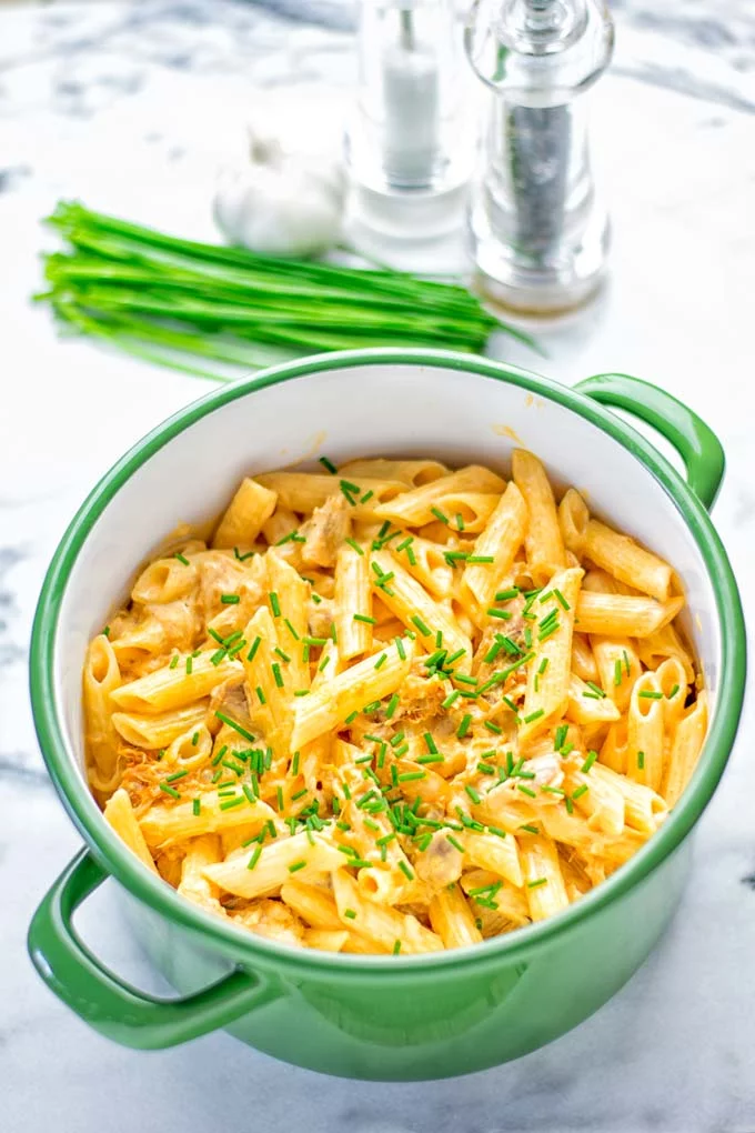 This Vegan Buffalo Chicken Alfredo is naturally plant based and glutenfree. The ultimate comfort food so easy for dinner, lunch, meal prep and work lunches. Try it now, from the first bite you will crave some more. #vegan #glutenfree #dairyfree #contentednesscooking #vegetarian #buffalorecipes #dinner #lunch #easyfood #mealprep #worklunchideas #alfredo #veganchicken #pasta #pastadishes #familyrecipes #comfortfood