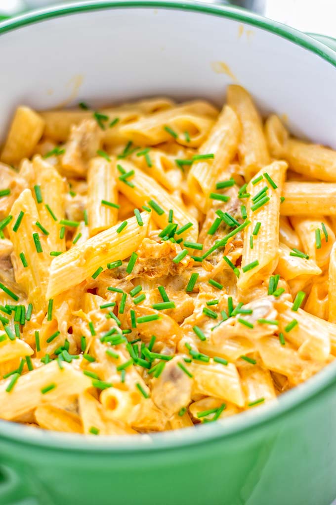 This Vegan Buffalo Chicken Alfredo is naturally plant based and glutenfree. The ultimate comfort food so easy for dinner, lunch, meal prep and work lunches. Try it now, from the first bite you will crave some more. #vegan #glutenfree #dairyfree #contentednesscooking #vegetarian #buffalorecipes #dinner #lunch #easyfood #mealprep #worklunchideas #alfredo #veganchicken #pasta #pastadishes #familyrecipes #comfortfood