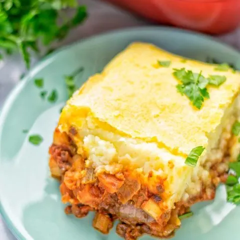 Amazingly easy and super delicious: this Chickpea Lentil Shepherd’s Pie is the ultimate comfort food and entirely vegan, gluten free. It’s an amazing dairy free option for lunch, dinner, meal prep, work lunch and for sure the best thing on the holidays plus Christmas. #vegan #dairyfree #glutenfree #vegetarian #mealprep #worklunchideas #dinner #lunch #holidays #christmas #sherpherdspie #vegetariansherpherdspie #veganshepherdspie #contentednesscooking #thanksgiving