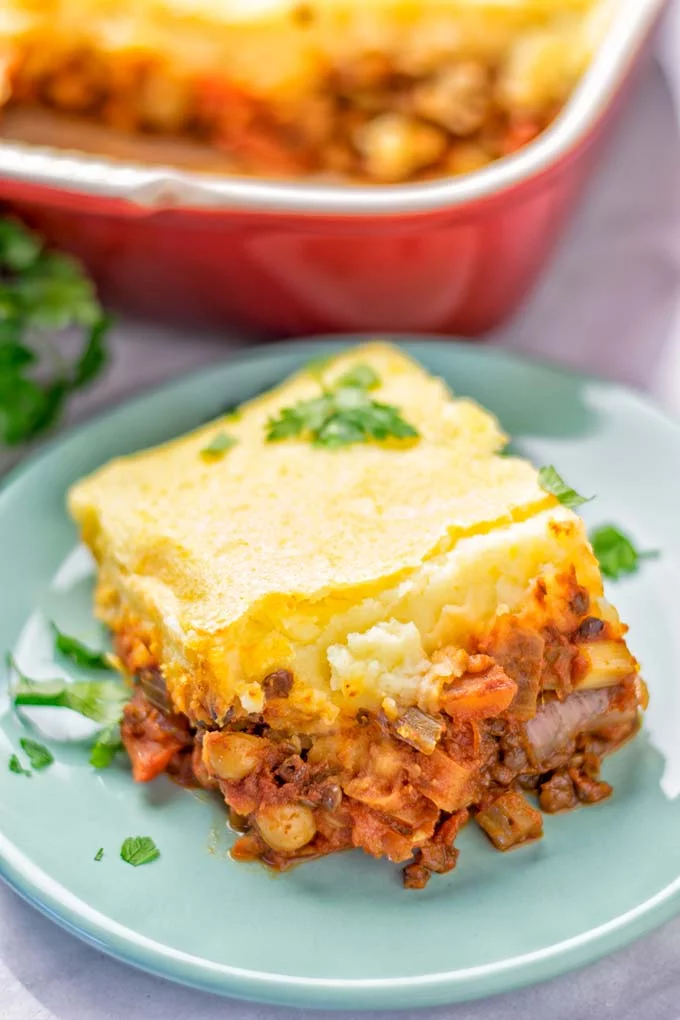 Amazingly easy and super delicious: this Chickpea Lentil Shepherd’s Pie is the ultimate comfort food and entirely vegan, gluten free. It’s an amazing dairy free option for lunch, dinner, meal prep, work lunch and for sure the best thing on the holidays plus Christmas. #vegan #dairyfree #glutenfree #vegetarian #mealprep #worklunchideas #dinner #lunch #holidays #christmas #sherpherdspie #vegetariansherpherdspie #veganshepherdspie #contentednesscooking #thanksgiving