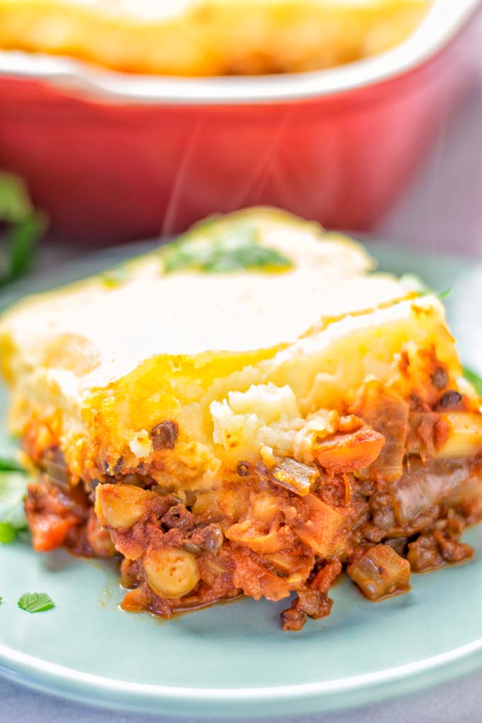 Amazingly easy and super delicious: this Chickpea Lentil Shepherd’s Pie is the ultimate comfort food and entirely vegan, gluten free. It’s an amazing dairy free option for lunch, dinner, meal prep, work lunch and for sure the best thing on the holidays plus Christmas. #vegan #dairyfree #glutenfree #vegetarian #mealprep #worklunchideas #dinner #lunch #holidays #christmas #sherpherdspie #vegetariansherpherdspie #veganshepherdspie #contentednesscooking #thanksgiving