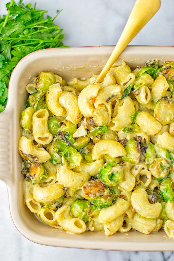 This Garlic Brussels Sprouts Mac and Cheese is entirely vegan, gluten free, and super easy to make. It’s an amazing comfort food for dinner, lunch, meal prep, work lunches, date nights and of course the holidays. Everyone will get addicted to this from the first to the last bite, try it now! #vegan #glutenfree #dairyfree #vegetarian #mealprep #dinner #lunch #worklunchideas #holidays #macandcheese #contentednesscooking #pasta #thanksgiving 