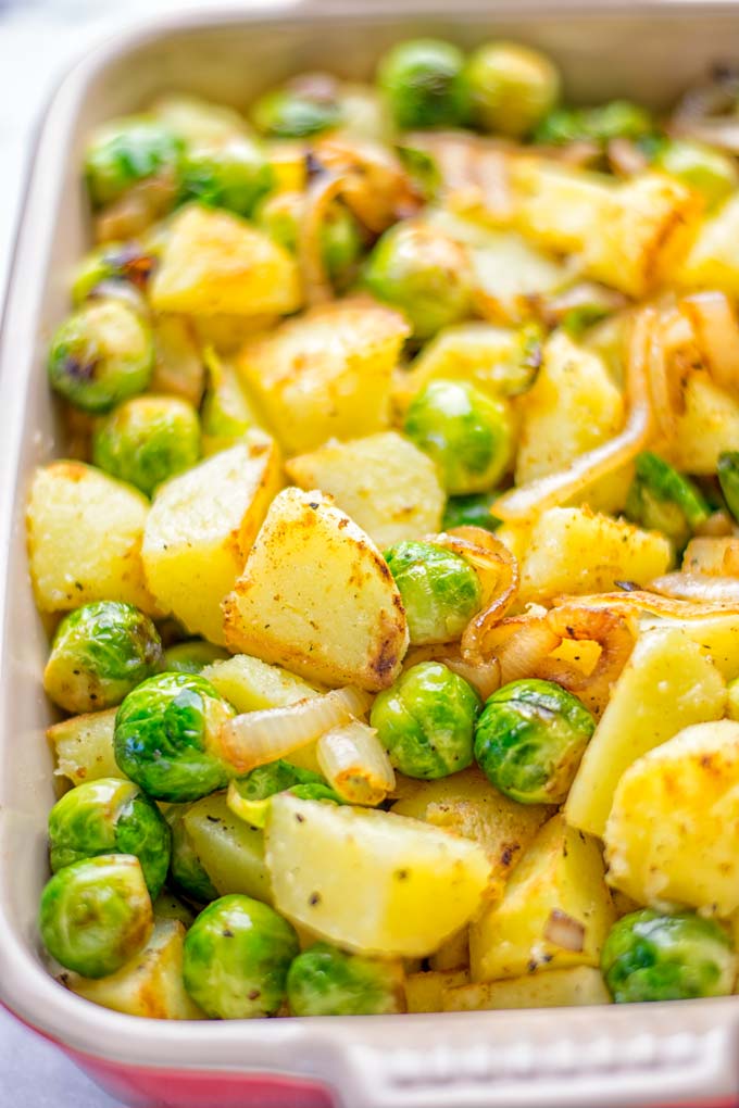 These Garlic Brussels Sprouts Potatoes are naturally vegan, gluten free and super easy to make. So delicious for the holidays, Christmas, as dinner, lunch, appetizer, side dish or meal preparation, and so much more. On its own or served with many other yummy things, enjoy. #vegan #glutenfree #dairyfree #vegetarian #contentednesscooking #brusselssprouts #potatoes #dinner #lunch #appetizer #sidedishes #christmas #holidays #thanksgiving #mealprep #worklunchideas