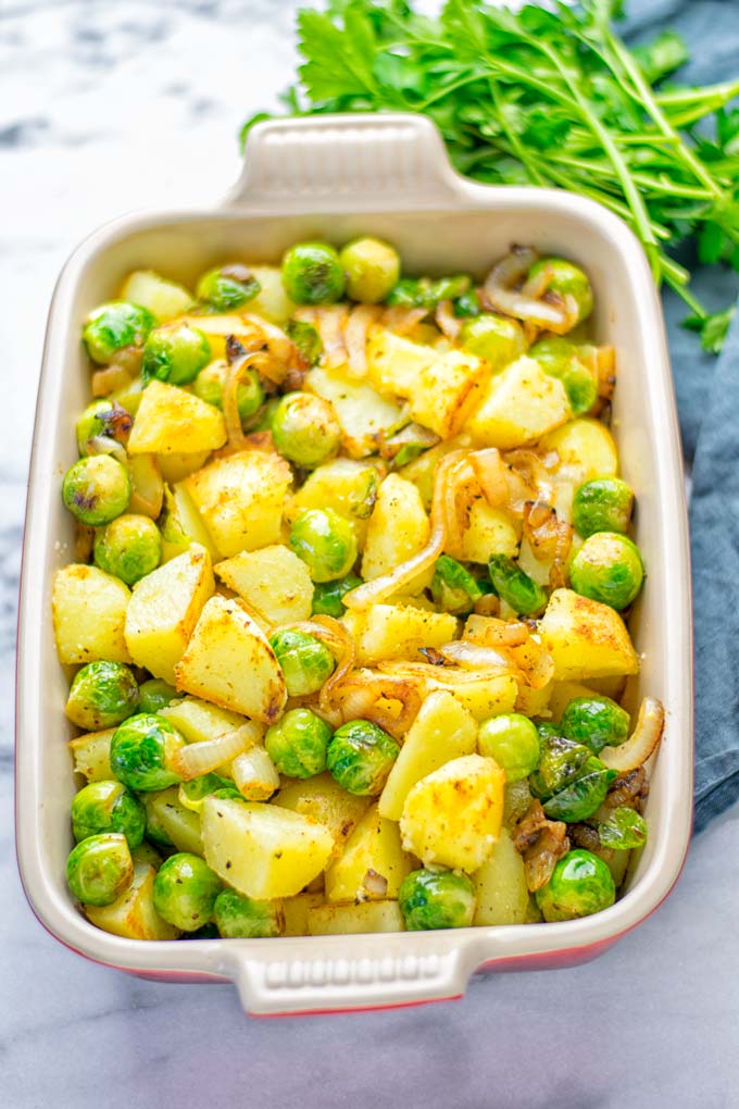 These Garlic Brussels Sprouts Potatoes are naturally vegan, gluten free and super easy to make. So delicious for the holidays, Christmas, as dinner, lunch, appetizer, side dish or meal preparation, and so much more. On its own or served with many other yummy things, enjoy. #vegan #glutenfree #dairyfree #vegetarian #contentednesscooking #brusselssprouts #potatoes #dinner #lunch #appetizer #sidedishes #christmas #holidays #thanksgiving #mealprep #worklunchideas