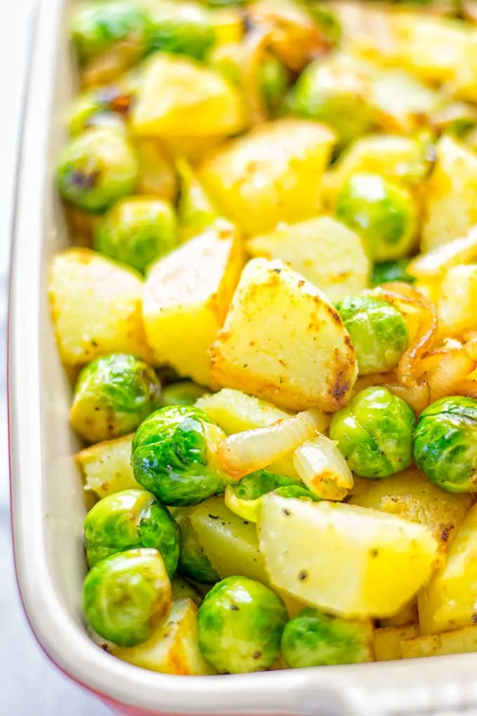 These Garlic Brussels Sprouts Potatoes are naturally vegan, gluten free and super easy to make. So delicious for the holidays, Christmas, as dinner, lunch, appetizer, side dish or meal preparation, and so much more. On its own or served with many other yummy things, enjoy. #vegan #glutenfree #dairyfree #vegetarian #contentednesscooking #brusselssprouts #potatoes #dinner #lunch #appetizer #sidedishes #christmas #holidays #thanksgiving #mealprep #worklunchideas